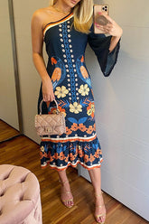 Bedrucktes Kleid mit schrägen Schultern und Glockenärmeln